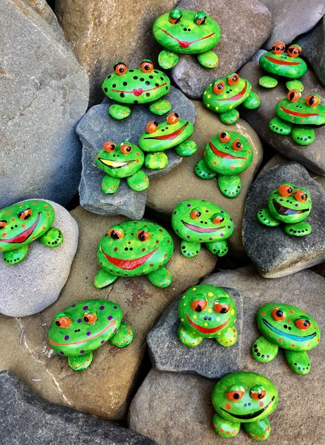 Garden Stones Ideas, Frog Rock, Garden Rock Art, Diy Rock Art, Painted Rock Animals, Rock Garden Design, Art Pierre, Stone Art Painting, Painted Rocks Kids