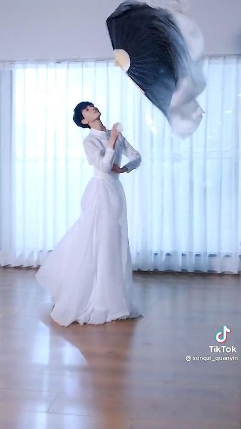 Chinese Fan Dance, Chinese Dancer, Chinese Dance, Chinese Fan, Fan Dance, Hand Gestures, Traditional Dance, Dance Tips, Chinese Clothing