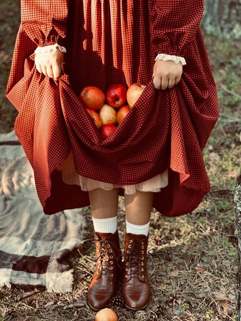 Fall Witch Outfits, Apple Picking Aesthetic Fall, Apple Picking Outfit Summer, Apple Picking Photos, Apple Picking Outfit Fall, Photo Farm, Autumn Cottagecore, Apple Picking Outfit, Fall Photoshoot