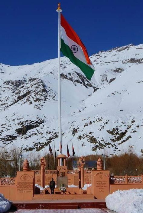 Indian Tricolour at the highest altitude at Drass, Kargil War Memorial Indian Flag Pic, Indian Flag Photos, Freedom Fighters Of India, Independent Day, Indian Army Wallpapers, Indian Army Special Forces, Indian Flag Images, Happy Independence Day India, Republic Day India