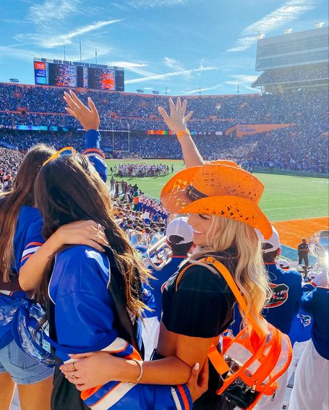 University Of Florida Game Day Outfit, Gator Tailgate Outfit, Florida Football Game Outfit, Florida Game Day Outfit, University Of Florida Sorority, Florida Gators Aesthetic, Uf Gameday Outfit Florida Gators, Florida University Aesthetic, Gators Game Day Outfit