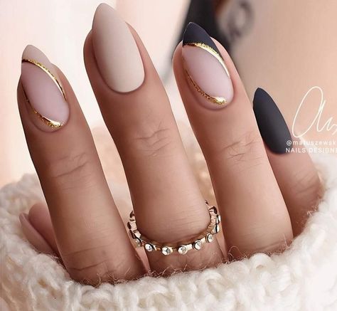 Classic Almond Nail Design, Elegant Almond Nails Classy Short, Nye Nail Ideas Almond, Neutral And Gold Nails, Elegant Almond Nails Classy, Wedding Guest Nails Ideas Classy, Corporate Nails, Ongles Beiges, Subtle Nails