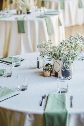 Sage Green Wedding Ideas ★ sage green wedding minimalist table with baby breath and succulent centerpiece apollofotografie Sage And Cream Wedding Table Settings, Sage Napkins Wedding, Sage Green Napkins Wedding, Wedding Table Without Chargers, Sage Green Wedding Table Setting, Wedding Ideas Sage Green, Sage Green Wedding Ideas, Sage Wedding Colors, Green Wedding Ideas