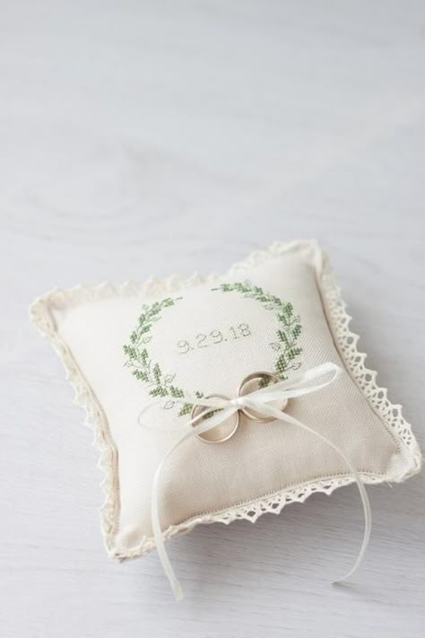 Pillow Wedding Ring, Ring Bear Pillow Ideas, Cross Stitch Ring Pillow, Ring Cushion Ideas Pillows, Ring Barrier Pillow, Wedding Rings Decoration, Ring Pillows For Wedding, Diy Ring Pillow Wedding, Ring Bearer Ideas Pillow