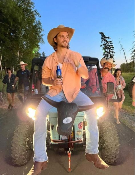 Yellowstone Kayce Dutton, Kaycee Dutton, Kayce And Monica, Luke Grimes Yellowstone, Yellowstone Kayce, Pregnant Inspiration, Kayce Dutton, Ranch Outfits, Tiger Jacket