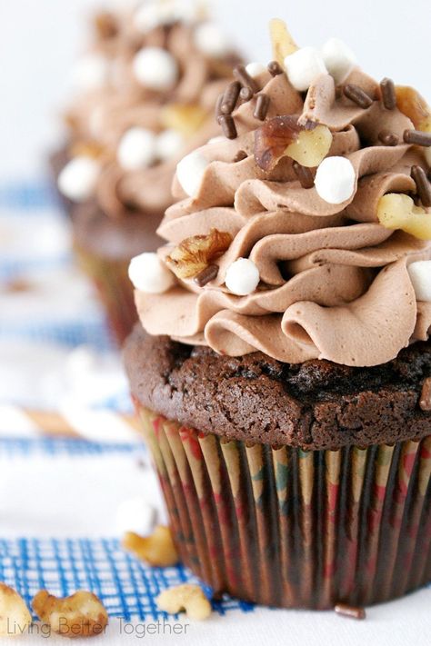 Rocky Road Cupcakes, Rocky Road Fudge, Gourmet Cupcakes, Cupcake Flavors, Easy Cupcakes, Rocky Road, Köstliche Desserts, Cupcake Cake, Baking Cupcakes