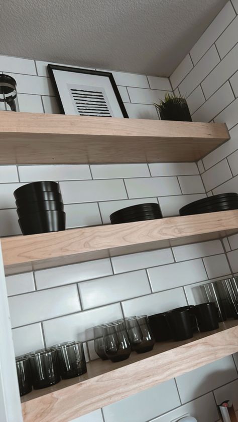 Small Black Kitchen Ideas, Floating Shelves In Kitchen, Black Kitchen Decor Ideas, Small Black Kitchen, Shelves In Kitchen, Small Kitchen Makeovers, Black Kitchen Ideas, Kitchen Bamboo, Kitchen Ideas On A Budget