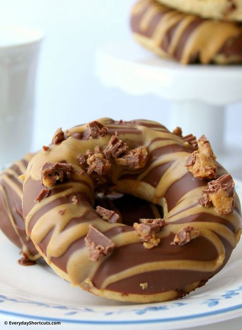 Reese’s Peanut Butter Cup Donuts are a decadent treat for lovers of chocolate and peanut butter. The donuts have a rich chocolate glaze, a soft baked dough, and peanut butter drizzle on top. Chocolate and peanut butter is a classic flavor combination that never goes out of style. And what could be better than a Reese’s Peanut Butter Cup donut? They are fluffy and light, with just the right amount of peanut butter flavor. The chocolate ganache... Breakfast Donuts, Homemade Donuts Recipe, Baked Donut Recipes, Soft Bakes, Homemade Donuts, Doughnut Recipe, Delicious Donuts, Peanut Butter Cup, Reeses Peanut Butter Cups