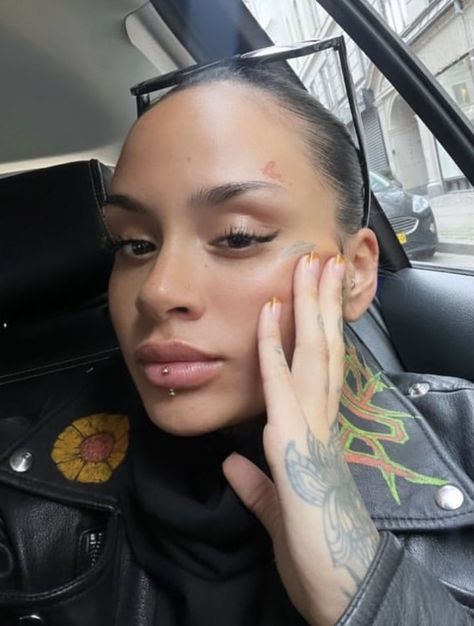 Hair Salon Ideas, Ashley Piercing, Black Hair Green Eyes, Vertical Labret Piercing, Kehlani Parrish, Jewelry Earings, Vertical Labret, Lip Piercing Jewelry, Tattoos To Cover Scars