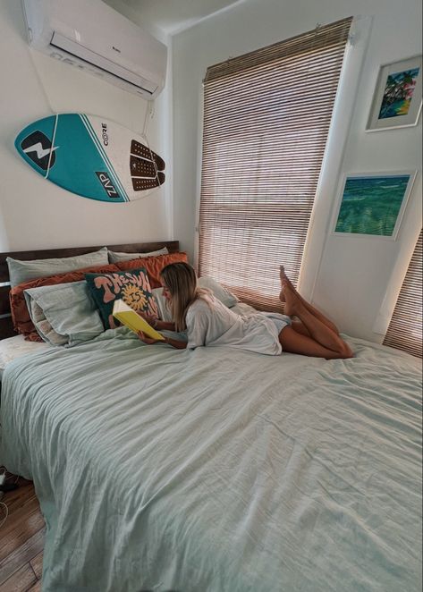 Small Beach Room Ideas, Tsitp Room Aesthetic, Surfer Style Room, H2o Bedroom, Hawaii Room Aesthetic, Surfer Bedroom Aesthetic, Cute Bedroom Aesthetic, Surfing Bedroom, Surfer Bedroom Ideas