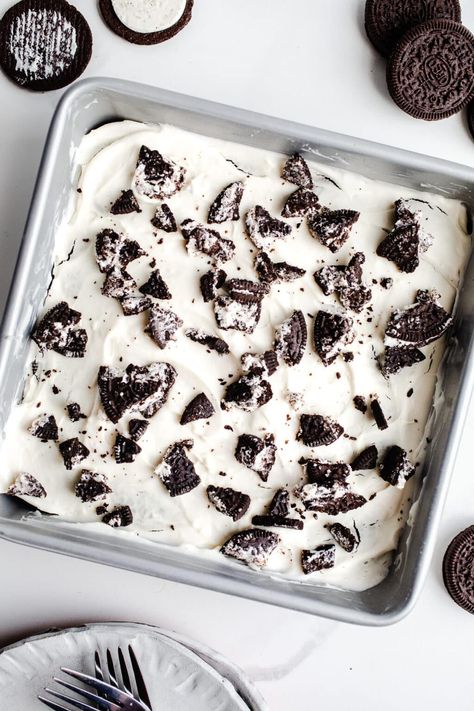 This Gluten-Free Oreo Icebox Cake is an easy no-bake dessert—only 5 ingredients and gluten-free, dairy-free, and vegan! Gluten Free Oreo Pie, Oreo Icebox Cake, Oreo Dirt Cake, Gluten Free Oreos, Oreo Bars, Oreo Cookie Recipes, Oreo Dessert Recipes, Oreo Pie, Icebox Cake Recipes