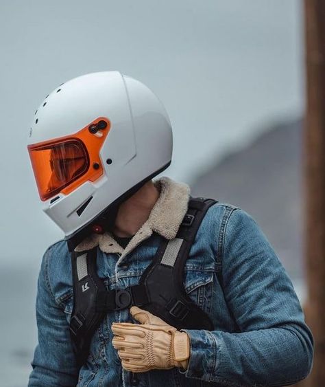 Motorcycle Helmet Design, Retro Helmet, Custom Motorcycle Helmets, Мотоциклы Cafe Racers, Industrial Design Trends, Scrambler Motorcycle, Retro Motorcycle, Racing Helmets, Cafe Racer Motorcycle