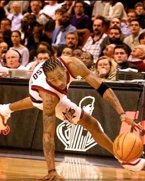 Allen Iverson Crossover, Iverson Crossover, Allen Iverson The Answer, Mike Jordan, Retro Pics, Jason Williams, Basketball Moves, Basketball Anime, Nba Basketball Art