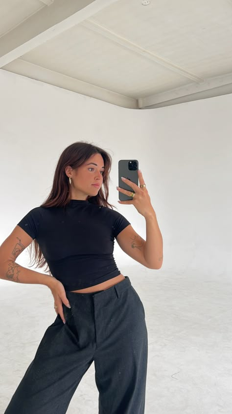 Black Tshirt Outfit Aesthetic, Moody Outfit, Black Tshirt Outfit, Girlfriend Outfits, Church Fits, Girls Summer Outfits, Jewelry Outfit, Tshirt Outfits, Clean Girl