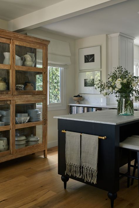 Kitchen in West Hollywood by Michelle Cohen Interiors on 1stDibs Whitney Parkinson Design, Colonial Revival Kitchen, Dairy Table, Dreamy Kitchens, Bistro Kitchen, French Farmhouse Kitchen, Colonial Kitchen, Kitchen Goals, Beach Kitchen