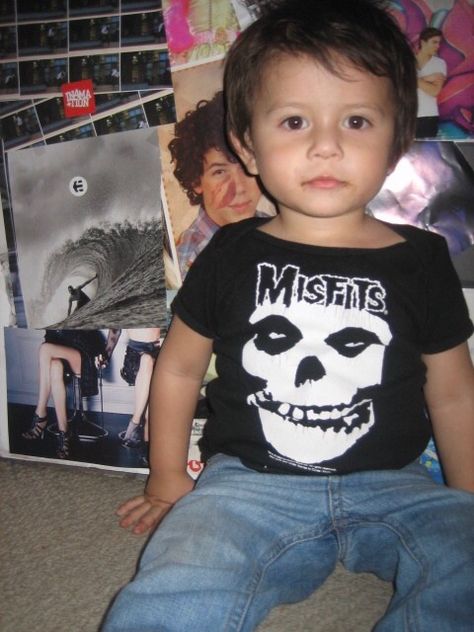 Misfits kid 2000s asthetic Baby Pictures 2000s, 2000s Baby Pictures, 2000s Boy Aesthetic, 2000s Toddler Outfits, 2000s Kids Fashion, 2000s Kids Clothes, 2000s Skater Boy, 2000s Boys Fashion, Boy Childhood