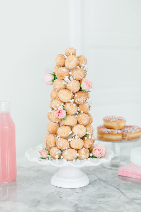 Donut Tower, Bridal Shower Desserts, Diy Donuts, Wedding Cake Alternatives, Shower Desserts, Donut Holes, Baby Shower Brunch, Wedding Dessert Table, Bridal Shower Food