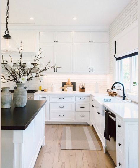 Desi Perkins, Interior Design Per La Casa, White Kitchen Design, Kitchen Inspiration Design, Interior Modern, Kitchen Redo, Counter Tops, Kitchen Remodel Idea, White Cabinets