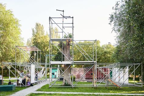 The theme of building and renovation is almost fundamental for the Tretyakov Gallery in Samara. In the near future, the museum should move to the former building of a constructivist kitchen factory. Now, surrounded by scaffolding, it is returning to life. The temporary pavilion of the gallery assembled from the scaffolding for the Volgafest festival is a space immersed into the repair, which simultaneously becomes a symbol of the building of a kitchen factory and a metaphor for renewal and regen Outdoor Restaurant Design, Stall Designs, Outdoor Restaurant, Scaffolding, Exhibition Space, Architecture Project, Container House, Public Space, Exhibition Design