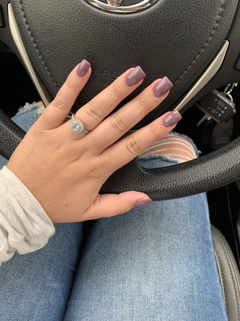 Short Fall Dip Nails, Purple Nails Dip, Short Purple Acrylic Nails, Short Square Nails Fall, Short Dip Powder Nails, Dnd Colors, Dip Colors, Plum Nails, Purple Acrylic Nails