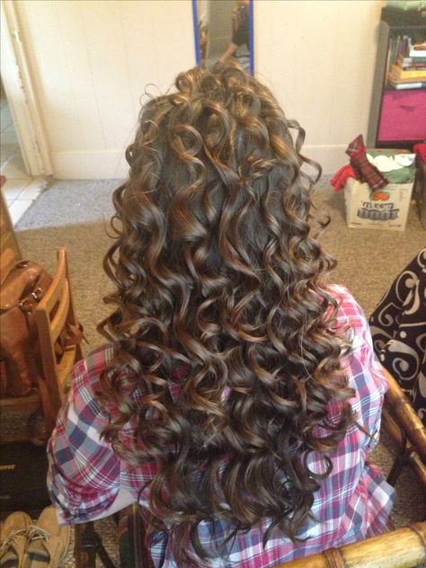 Wand curls. Lovee tight spiral curls on long hair..so pretty! Perm Curls For Long Hair, Tight Curls With Wand, Big Hair Curls Volume, Tight Wand Curls, Thermal Curls, Spiral Perm Long Hair, Spiral Perms, Big Hair Curls, Perm Ideas