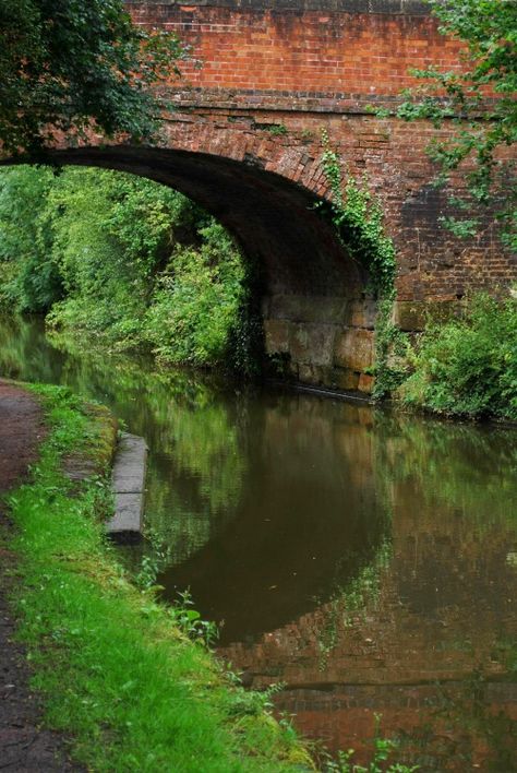 The canal at Tardebigge Canal Aesthetic, Canal Photography, British Canals, Pictures Of England, Narrow Boats, Old Bridges, Narrow Boat, Canal Boats, Nature Projects