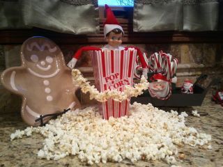 sweetfunkyvintage: 25 Christmas Crafts - Elf on the Shelf Ideas Elf Popcorn, Popcorn Garland, Xmas Elf, Elf Antics, Elf Fun, Christmas Preparation, Elf On The Shelf Ideas, Shelf Ideas, Christmas Activities