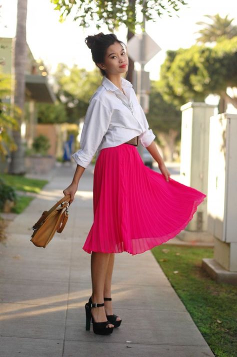 Pleated skirt, classic white button down, big belt and great platform heels- love! Pink Skirt Outfit Ideas, Pink Pleated Skirt Outfit, Hot Pink Pleated Skirt, Hot Pink Skirt Outfit, Pink Skirt Outfit, Pink Skirt Outfits, Style Midi Skirt, Skirt Outfit Summer, Hot Pink Skirt