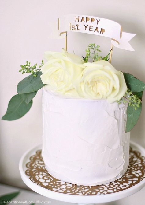 First anniversary party ideas you'll love; Gold and white dessert party. DIY anniversary cake topper First Anniversary Party Ideas, 1st Anniversary Party Ideas, 1st Anniversary Cake Ideas, 1st Wedding Anniversary Cake Ideas, First Wedding Anniversary Cake, 1 Year Marriage Anniversary, First Anniversary Cake, 1st Anniversary Party, Anniversary Decoration Ideas