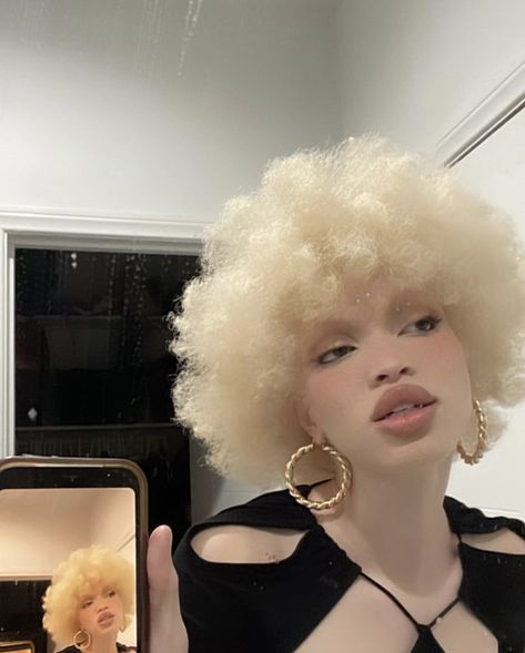 Pretty Albino Girl, November To Remember, Hair Color Brunette, Albino Girl, Sun Kissed Hair, Black Femininity, Aesthetic People, Hair Reference, Style Streetwear