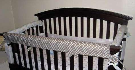 Crib Teething Guard, Crib Protector, Diy Crib, Crib Rail Cover, Crib Rail, Baby Sewing Projects, Baby Projects, Everything Baby