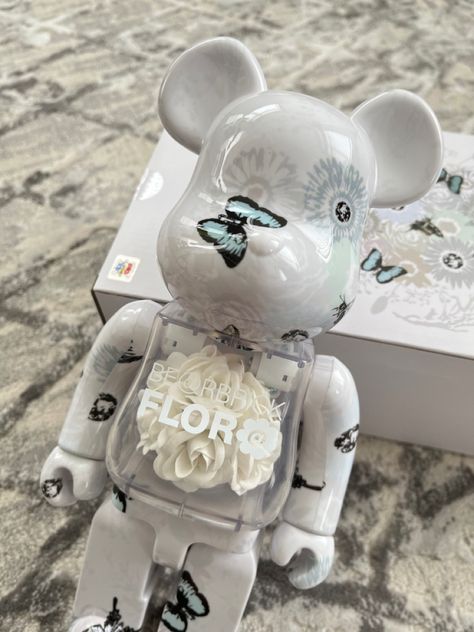 White bear brick floral #bearbrick #oasis #oasidbearbrick #aesthetic #aestheticstyle #settings #setup Bear Brick Aesthetic, Bearbrick Aesthetic, Brick Bear, Bear Brick, Samsung Gadgets, Savage Wallpapers, Lego Decorations, Affiches D'art Déco, Kaws Wallpaper