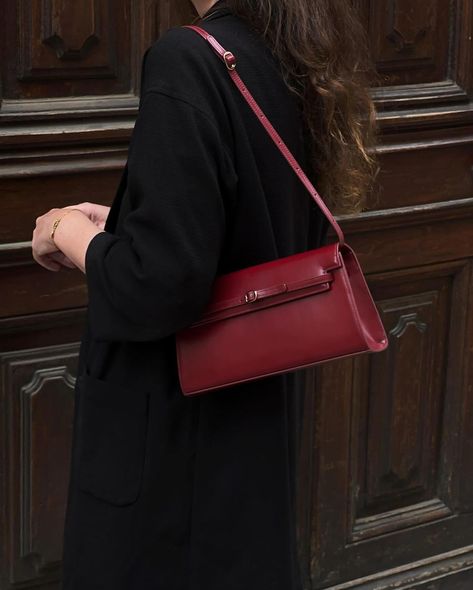 @solenelara with our dark cherry shoulder bag Brown Leather Bag Outfit, Leather Tote Bag Outfit, Cherry Vibes, Red Bag Outfit, Classy Purses, Winter Bags, Fancy Bags, Red Handbag, Brown Leather Bag