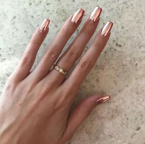 8 Cute Coffin Nails Looks That Aren't Too Much - Society19 Rose Gold Nail, Rose Gold Nail Art, Rose Gold Nail Polish, Rose Gold Nails Design, Gold Chrome Nails, Chrome Nail Polish, Unghie Sfumate, Rose Gold Chrome, Chrome Nail Art