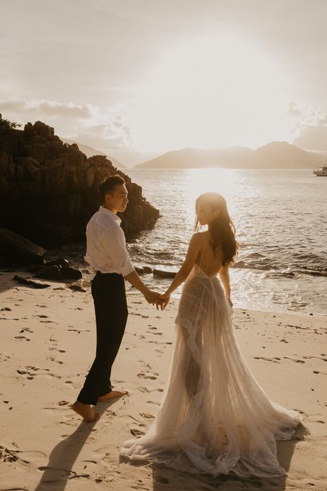 Dreamy Prewedding Photoshoot, Sunset Prewedding Shoot, Bali Prewedding Ideas, Beach Pre Nup Shoot, Beach Prewedding Ideas, Pre Wedding Shoot Outfit Ideas Beach, Outdoor Prewedding Concept, Pre Wedding At Beach, Prewed Beach Photo Ideas