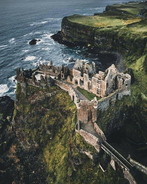 Dunluce Castle, Ireland Aesthetic, Irish Castles, Beautiful Ruins, Castles In Ireland, English Castles, Love Ireland, Castle Mansion, Castle Aesthetic