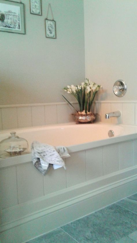 DIY tub surround using peel and stick vinyl planks to create shiplap look. Diy Tub Surround, Bathtub Surround Ideas, Bathtub Wall Panels, Tub Surround Ideas, Diy Tub, Tile Tub Surround, Bathtub Surround, Diy Bathtub, Mold In Bathroom