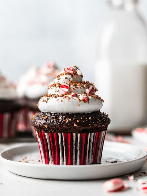 Peppermint Hot Chocolate Cupcakes, Winter Cupcake Flavors, Christmas Cupcake Flavors, Hot Cocoa Cupcakes, Chocolate Mint Cupcakes, Peppermint Desserts, Peppermint Mocha Cupcakes, Xmas Cupcakes, Hanukkah Desserts