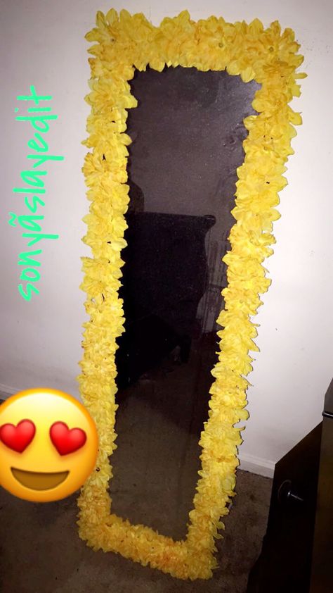 Diy Mirrors, Decorated Mirror, Mirror Decoration, Flower Mirror, Diy Mirror, Yellow Aesthetic, Dream Rooms, Diy Flowers, Mirror Decor