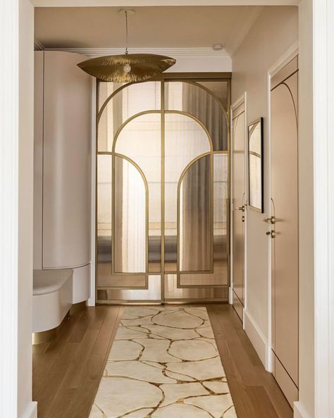 Art Deco-inspired entrance hall with custom glass doors and brushed brass details by Miid Interiordesign. Curved Entrance, Art Deco Front Door, Reimagined Art, Art Deco Motifs, Glass Door Design, Motif Art Deco, Entrance Design, Art Deco Glass, Custom Glass