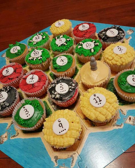 Settlers Of Catan Cupcakes, Settlers Of Catan Cake, Catan Themed Party, Catan Birthday Party, Board Game Cupcakes, Catan Cupcakes, Catan Party, Dice Cake, Game Night Snacks