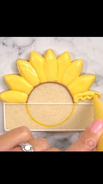 Sunflower Royal Icing Cookies, Sunflower Cookies Decorated, Fall Decorated Sugar Cookies, Sunflower Sugar Cookies, Fall Cookie Decorating, Cookie Bucket, Fall Decorated Cookies, Sunflower Cookies, Thank You Cookies