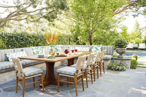 Outdoor Banquette Seating, Banquette Seating Dining, Outdoor Banquette, Poolside Dining, Veranda Magazine, Seating Ideas, Outdoor Dining Room, Beautiful Patios, Banquette Seating