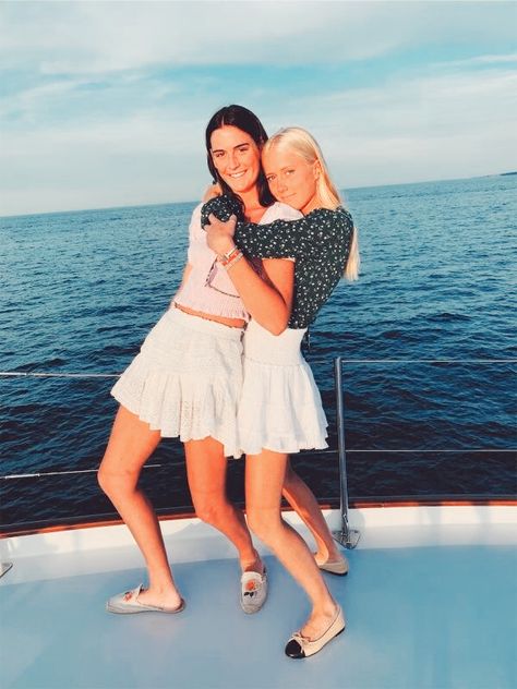 Love Shack Fancy Skirt, Isabelle Marant, Bff Poses, Love Shack Fancy, Best Friend Photography, Cute Friend Pictures, Bff Goals, Best Friend Goals, Friend Photoshoot