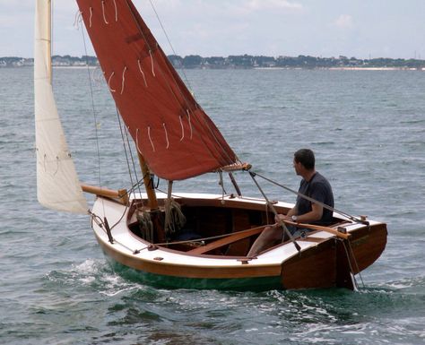 Florida Beg-Meil Boat Design Plans, Sailing Basics, Duck Hunting Boat, Wooden Speed Boats, Vintage Sailing, Classic Sailboat, Art Construction, Sailing Dinghy, Plywood Boat