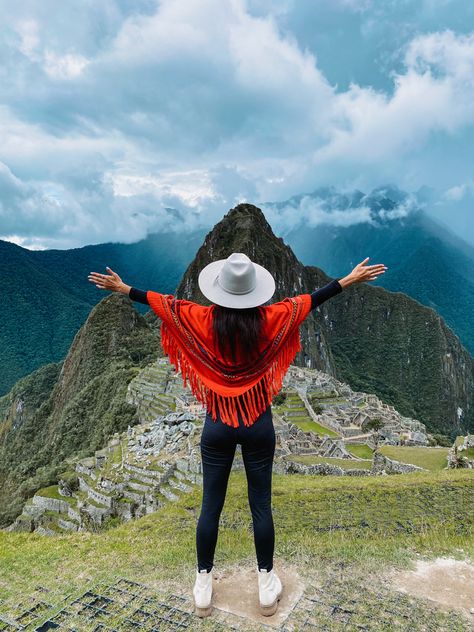 Machu Pichu Photoshoot, Machu Pichu Poses, Peru Instagram Photos, Macchu Picchu Outfit, Peru Outfits Travel, Machu Pichu Aesthetic, Machu Pichu Outfits Women, Huacachina Peru Outfits, Cusco Peru Outfit