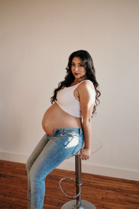 Simple Maternity Outfits, Maternity Crop Tops, Pregnant Outfits, Maternity Outfit, Maternity Poses, Light Jeans, Pregnancy Outfits, Maternity Shoot, Pictures Ideas