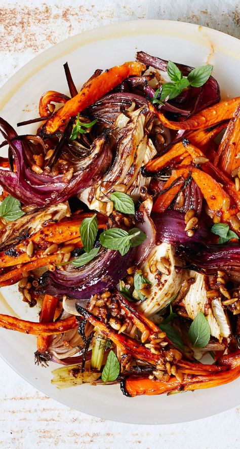 Roasted carrots with fennel and mint recipe: For those of you who appreciate an aggressively-roasted veggie. Mint Recipes, Fennel Salad, God Mat, Onion Recipes, Red Onions, Idee Pasto Sano, Roasted Carrots, Veggie Dishes, Vegetable Side Dishes