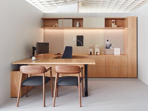 A private office vignette in the Geiger showroom, featuring Geiger One Casegoods, a Taper Chair, and Crosshatch Side Chairs. Japanese Office Design, Private Office Interior, Private Office Design, Commercial Interiors Office, Office Design Inspo, Immersive Exhibition, Office Design Inspiration, Office Interior Design Modern, Modern Office Interiors