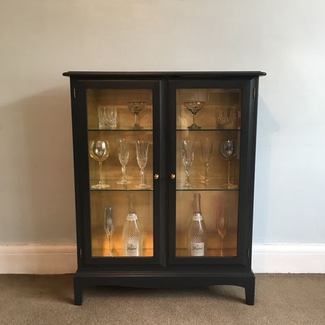 Drinks Cabinets, Gin Cabinet, Vitrine Design, Paint And Drink, Upcycle Furniture, Gold Ideas, Glass Cabinets, Apartment Vibes, Painted Cabinet